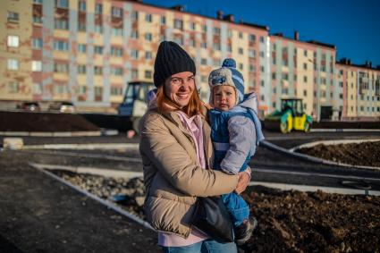 Магадан. Женщина с ребенком на улице города.