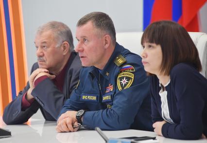 Москва. Корреспондент газеты `Комсомольская правда` Александр Гамов и Министр РФ по делам гражданской обороны, чрезвычайным ситуациям и ликвидации последствий стихийныз бедствий Евгений Зиничев (слева направо).