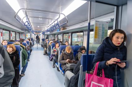 Москва. Пассажиры в поезде`Иволга`  Московского центрального диаметра.