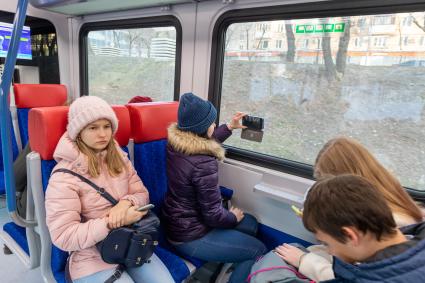 Москва. Пассажиры в поезде`Иволга`  Московского центрального диаметра.