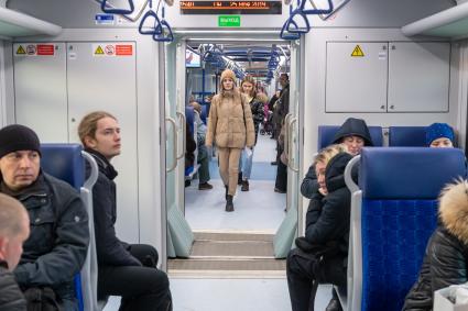 Москва. Пассажиры в поезде`Иволга`  Московского центрального диаметра.