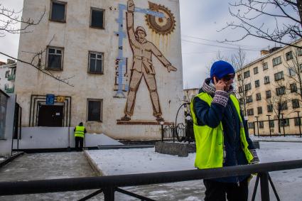 Магаданская область,  Усть-Омчуг.  Женщина разговаривает по мобильному телефону на улице.