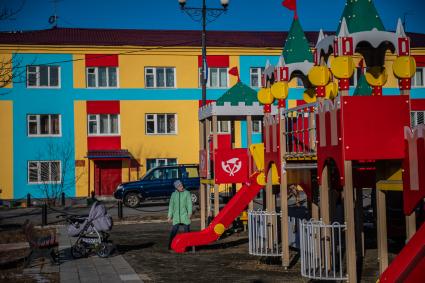 Магаданская область, Палатка. Ярко раскрашенные дома и детская площадка.