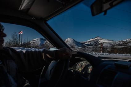 Магаданская область. Вид на дорогу из окна автомобиля.