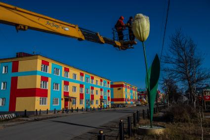 Магаданская область, Палатка. Ярко раскрашенные дома и декоративные светильники-тюльпаны на улице города.