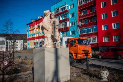 Магаданская область, Палатка. Ярко раскрашенные дома и декоративное оформление улиц.