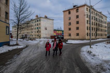 Магаданская область,  Усть-Омчуг. Школьницы на улице города.