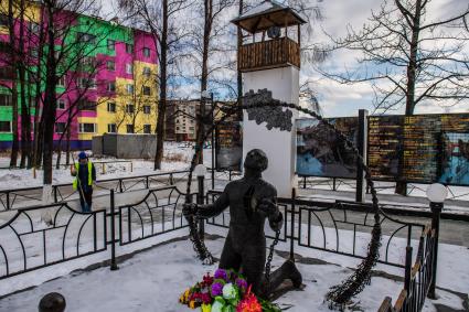 Магаданская область,  Усть-Омчуг.  Памятник репрессированным.