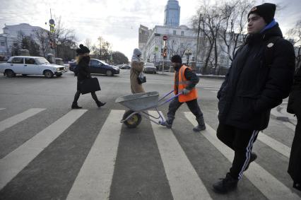 Екатеринбург. Рабочие укладывают тротуарную гранитную плитку в морозы