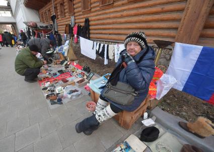 Москва. Торговля старыми предметами быта на `Блошином рынке` на территории Измайловского вернисажа.