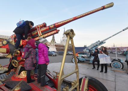 Москва. Зенитная пушка, расписанная под Гжель, у пешеходного моста, ведущего в Измайловский Кремль.