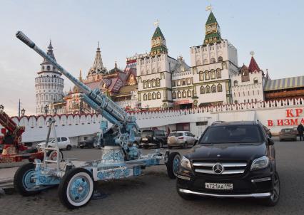 Москва. Зенитная пушка, расписанная под Гжель, у пешеходного моста, ведущего в Измайловский Кремль.