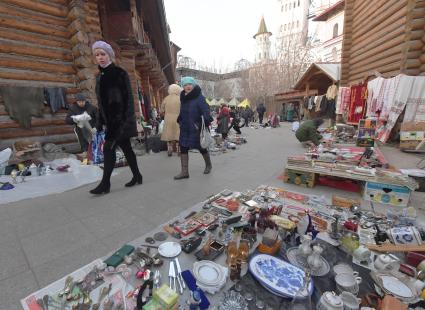 Москва. Торговля старыми предметами быта на `Блошином рынке` на территории Измайловского вернисажа.