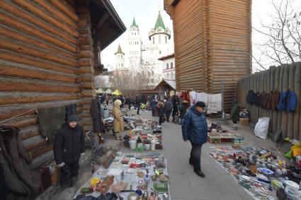 Москва. Торговля старыми предметами быта на `Блошином рынке` на территории Измайловского вернисажа.