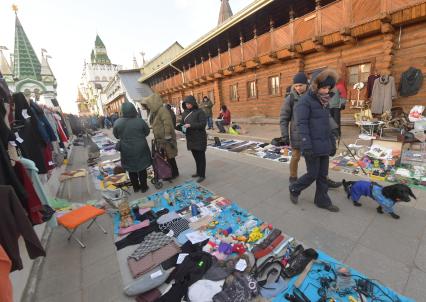 Москва. Торговля старыми предметами быта на `Блошином рынке` на территории Измайловского вернисажа.