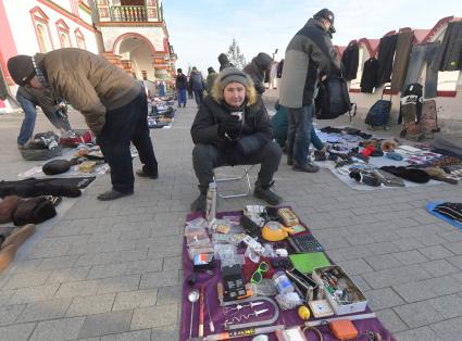 Москва. Торговля старыми предметами быта на `Блошином рынке` на территории Измайловского вернисажа.