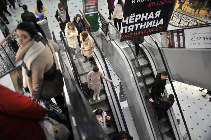 Екатеринбург. Покупатели в торговом центре во время акции больших скидок \'Черная пятница\'