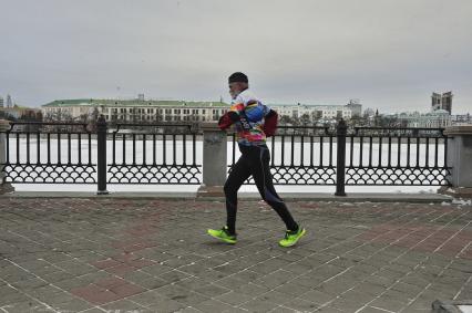 Екатеринбург. Участники VI зимнего полумарафона во время забега