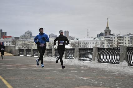 Екатеринбург. Участники VI зимнего полумарафона во время забега