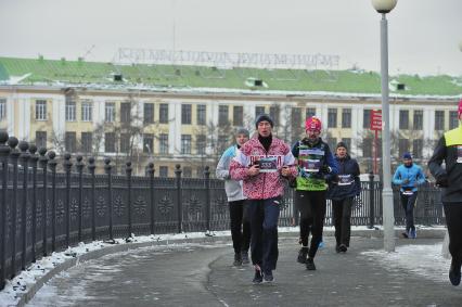 Екатеринбург. Участники VI зимнего полумарафона во время забега