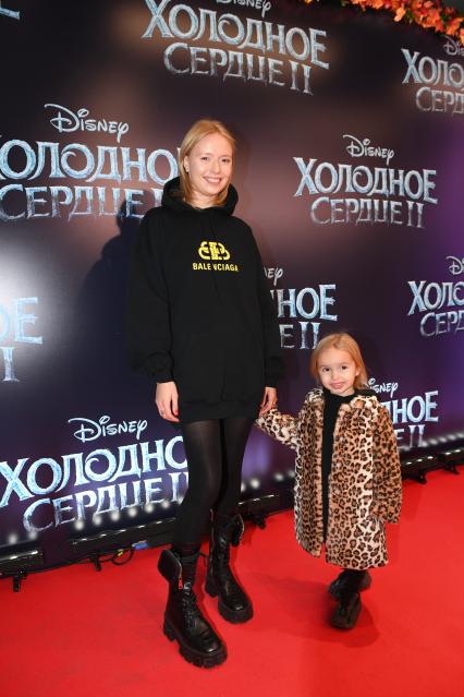 Москва. Актриса Анна Александрова с дочкой на премьере мультфильма `Холодное сердце-2`в кинотеатре `КАРО 11 Октябрь`.