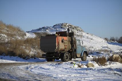 Свердловская область. Мусоровоз на Каменск-Уральском мусорном полигоне для сбора и сортировки ТБО. Переход города на полный цикл обращения с твердыми коммунальными отходами в рамках национального проекта \'Экология\'