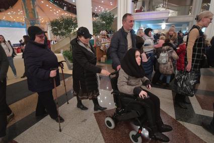 Москва. Участники и гости на благотворительном вечере встречи,посвященном международному Дню инвалидов в Зале церковных соборов Храма Христа Спасителя, организованном фондом `Клуб `Приключение` Дмитрия Шпаро, Центр дополнительного образования`Лаборатория путешествий`.