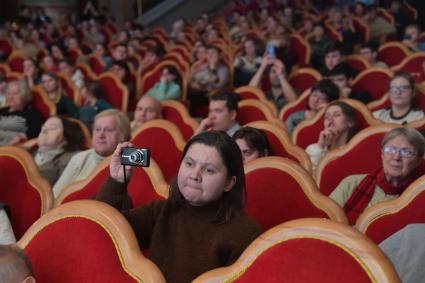 Москва. Участники и гости на благотворительном вечере встречи,посвященном международному Дню инвалидов в Зале церковных соборов Храма Христа Спасителя, организованном фондом `Клуб `Приключение` Дмитрия Шпаро, Центр дополнительного образования`Лаборатория путешествий`.