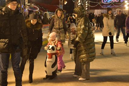 Москва.  Посетители ГУМ-Катка на Красной площади.