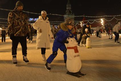 Москва.  Посетители ГУМ-Катка на Красной площади.