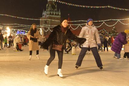 Москва.  Посетители ГУМ-Катка на Красной площади.