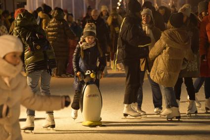 Москва.  Посетители ГУМ-Катка на Красной площади.