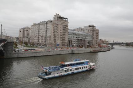 Диск374. Москва. Дом на набережной. Открытие памятной доски в честь актера Алексея Баталова. 2019. На снимке: Дом на набережной