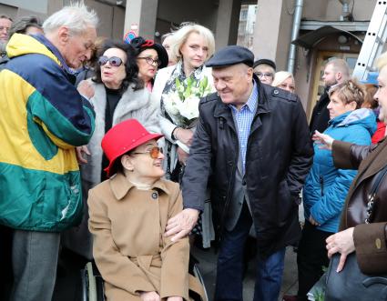 Диск374. Москва. Дом на набережной. Открытие памятной доски в честь актера Алексея Баталова. 2019. На снимке: дочь актера Алексея Баталова Мария и режиссер Владимир Меньшов