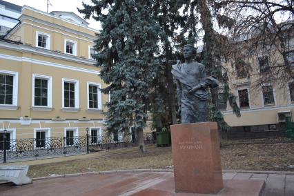 Москва.  Памятник скульптору Вере Мухиной в Пречистенском переулке.