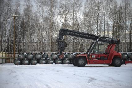 Свердловская область. Новоуральск. Уральский электрохимический комбинат (входит в состав Топливной компании Росатома \'ТВЭЛ\'). Склад контейнеров с  ОГФУ (Обедненный гексафторид урана) из Германии и США. ОГФУ - остаточный продукт использования обогащеного урана в качестве топлива для реакторов-размножителей, и в ядерном оружии.