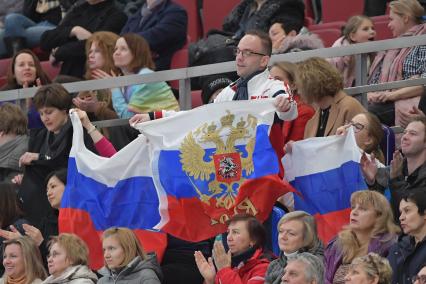 Москва.  Российские болельщики во время выступления в короткой программе мужского одиночного катания в рамках Гран-при по фигурному катанию `Кубок Ростелеком` во дворце спорта `Мегаспорт`.