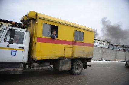 Екатеринбург. Пожар на Уральском заводе лакокрасочных изделий. Рабочие эвакуируются из промзоны