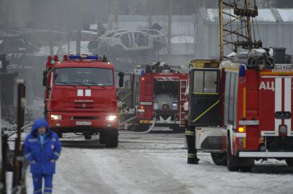 Екатеринбург. Пожар на Уральском заводе лакокрасочных изделий.