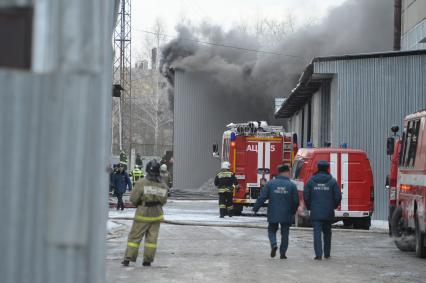 Екатеринбург. Пожар на Уральском заводе лакокрасочных изделий.