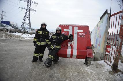 Екатеринбург. Пожар на Уральском заводе лакокрасочных изделий.