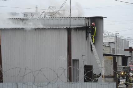 Екатеринбург. Пожар на Уральском заводе лакокрасочных изделий.