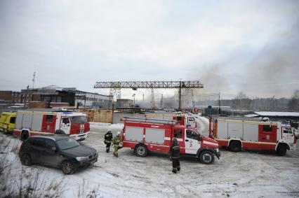 Екатеринбург. Пожар на Уральском заводе лакокрасочных изделий.