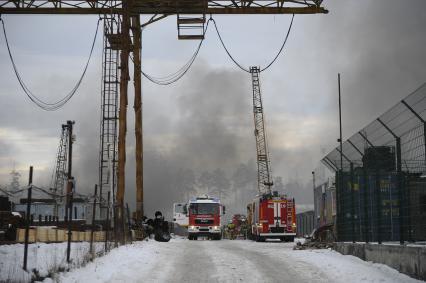 Екатеринбург. Пожар на Уральском заводе лакокрасочных изделий.