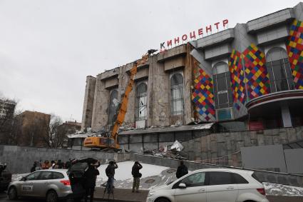 Москва. Снос киноцентра `Соловей`на Красной Пресне.