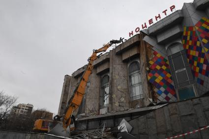 Москва. Снос киноцентра `Соловей`на Красной Пресне.