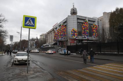 Москва. Вид на киноцентр  `Соловей`на Красной Пресне.