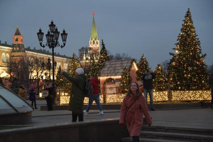 Москва.  Фестиваль `Путешествие в Рождество` на Манежной площади.