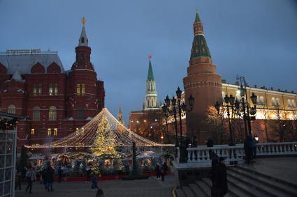 Москва.  Фестиваль `Путешествие в Рождество` на Манежной площади.