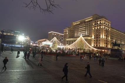 Москва.  Фестиваль `Путешествие в Рождество` на Манежной площади.